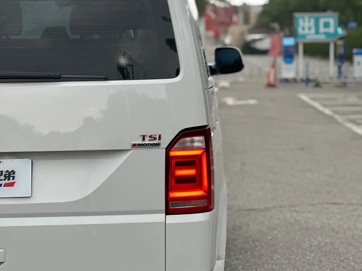 Volkswagen Multivan 2017 — ფოტო 15/20