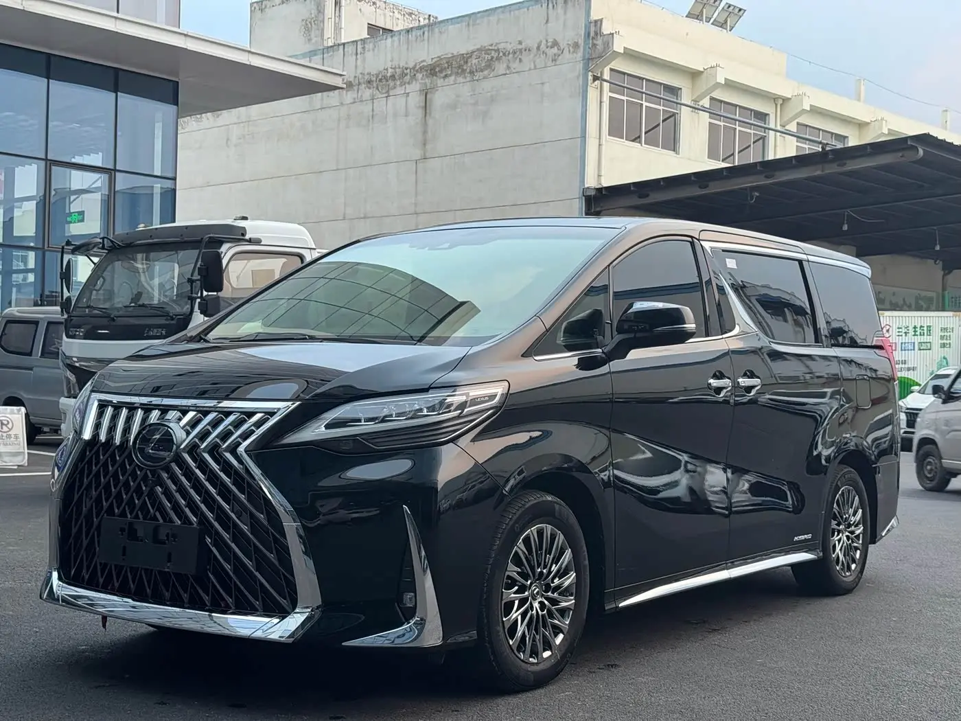 Lexus LM 2020 — Фото 1/15