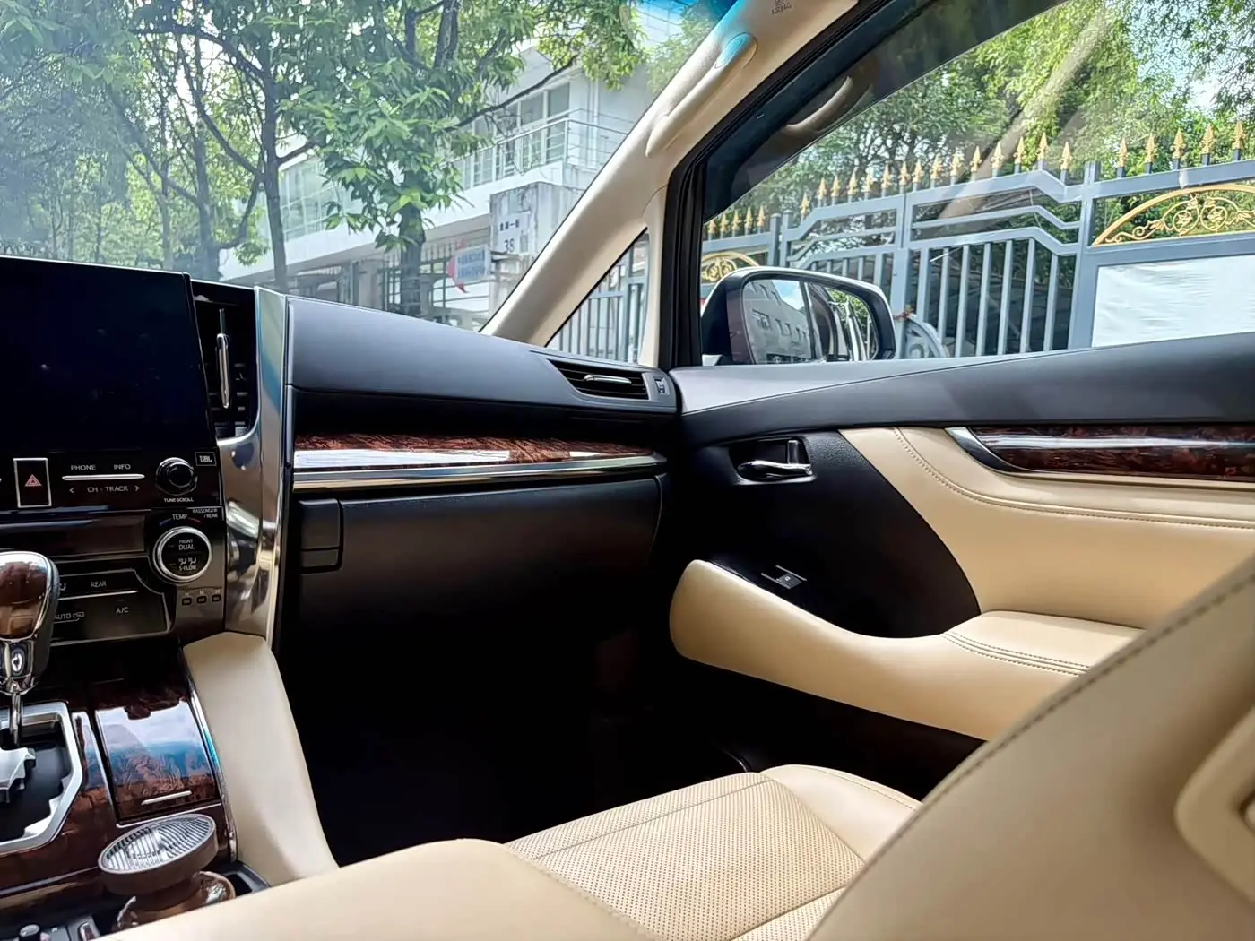 Toyota Alphard 2021 — Photo 13/17