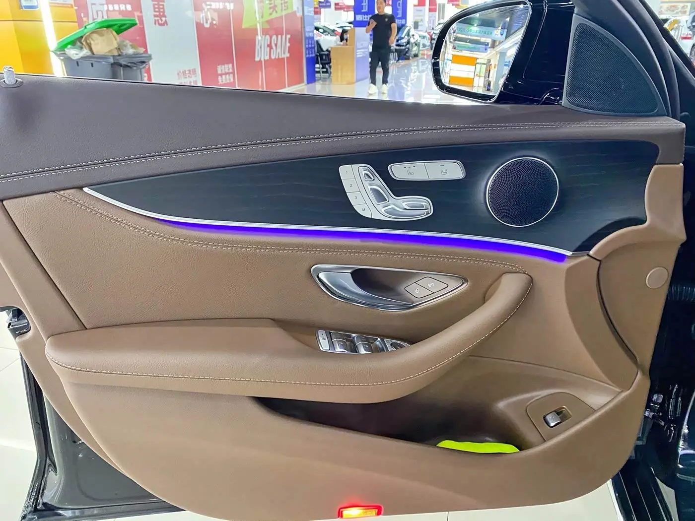Mercedes-Benz E-Class 2022 — Photo 13/17