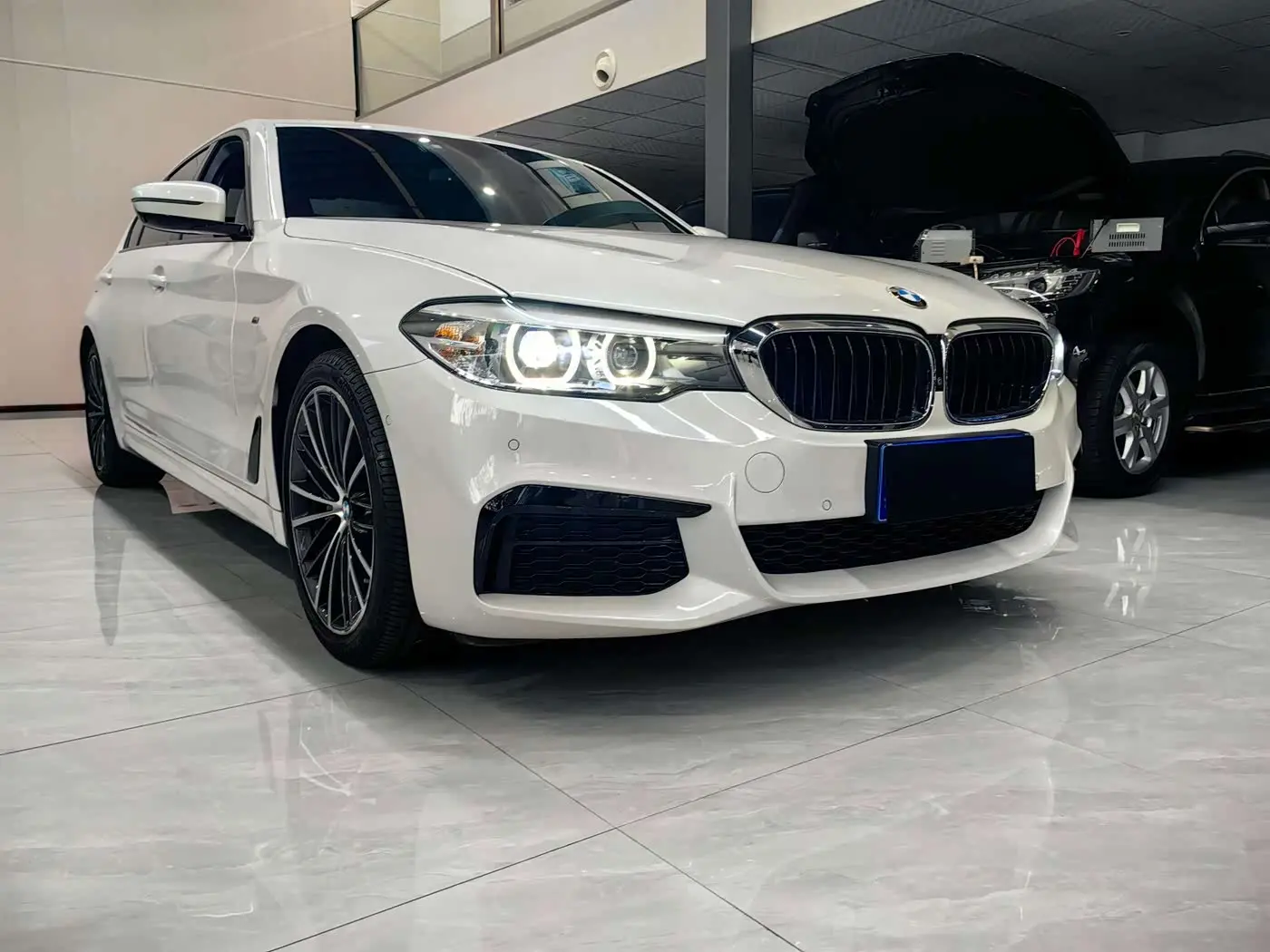 BMW 5 Series 2019 — Photo 4/12