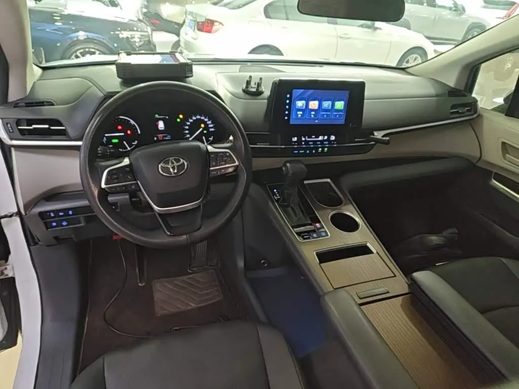 Toyota Sienna 2023 — Photo 10/20
