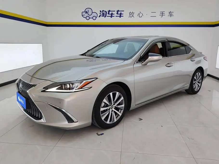 Lexus ES 2019 — Фото 1/16