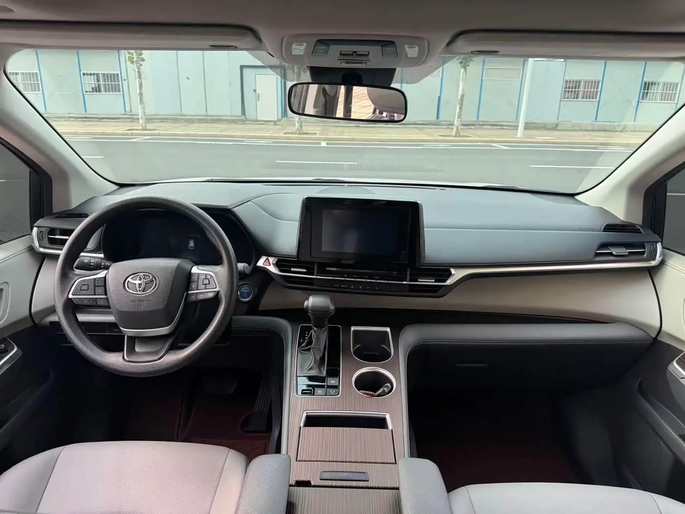 Toyota Granvia 2024 — Photo 7/17