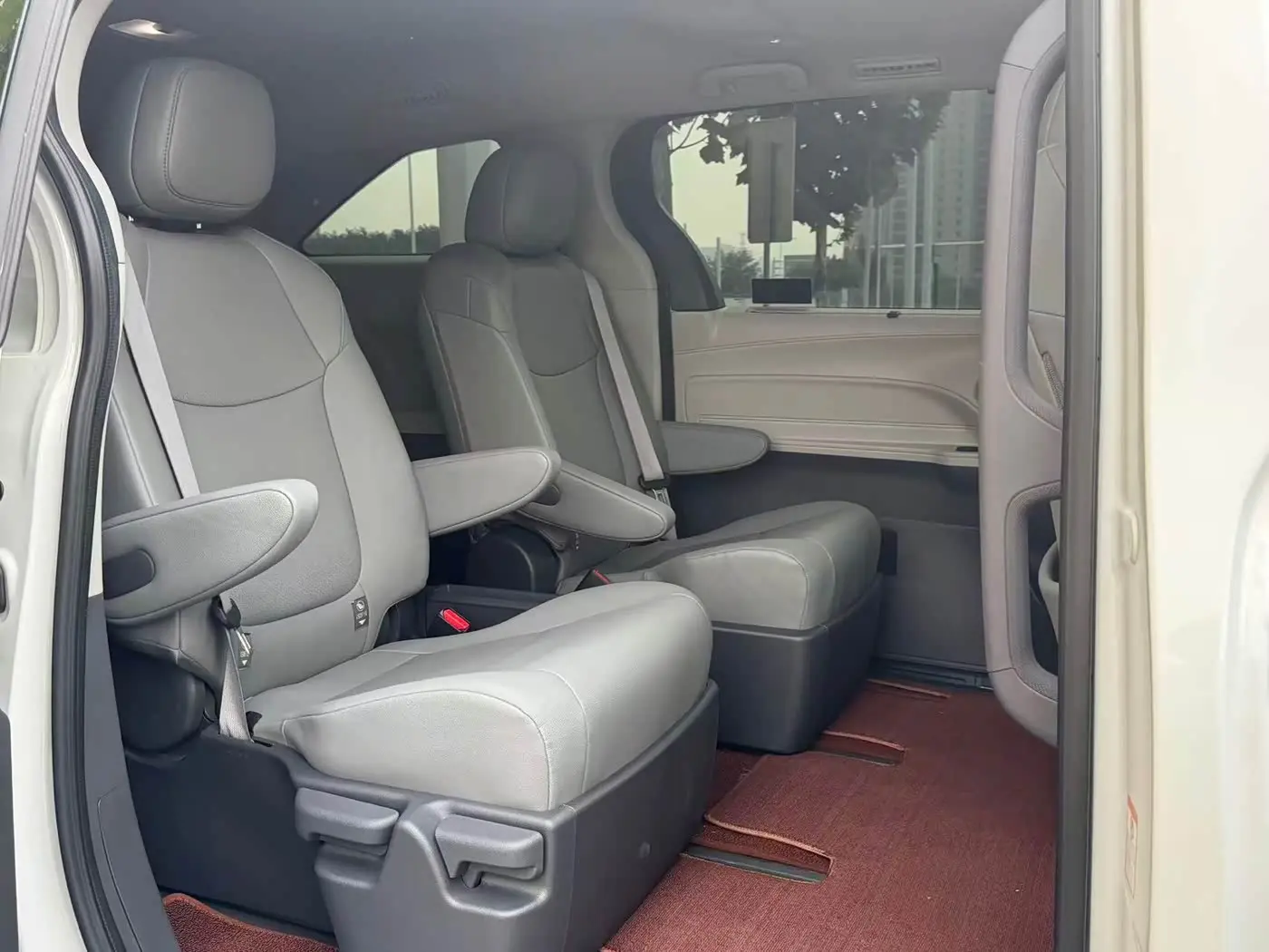 Toyota Granvia 2024 — Photo 9/17