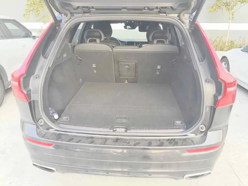 Volvo XC60 Plug-in Hybrid 2019 — Фото 13/15