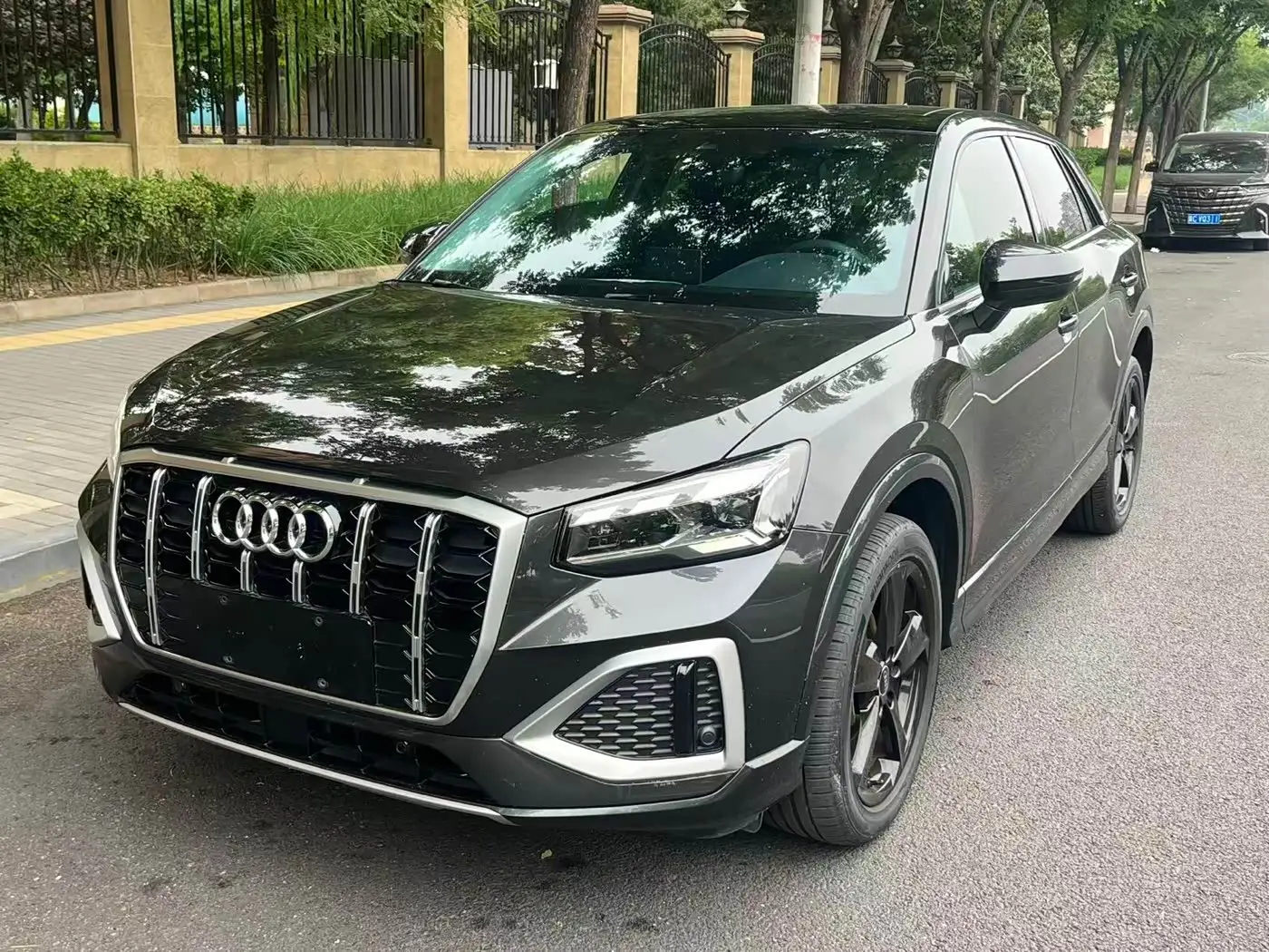 Audi Q2L 2022 — Фото 1/9