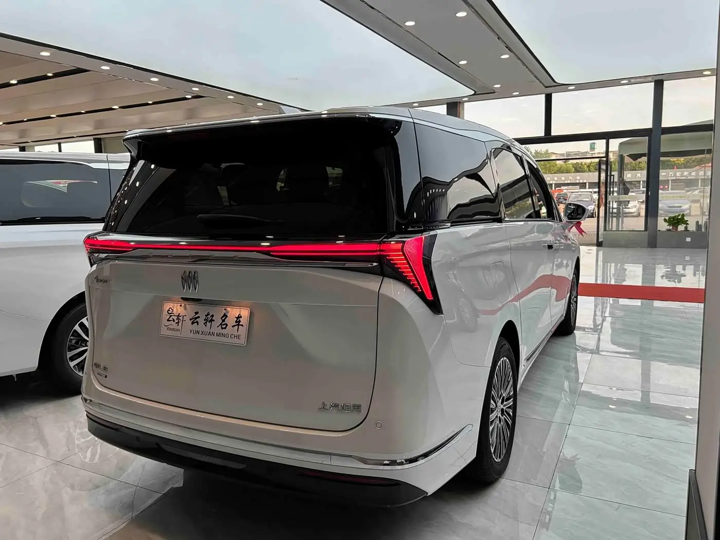 Buick GL8 New Energy 2024 — Photo 16/20
