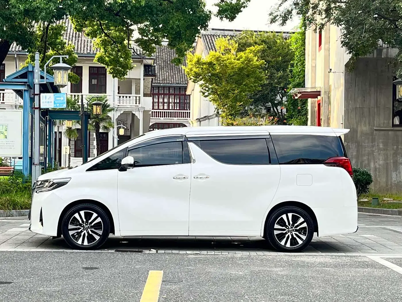Toyota Alphard 2019 — Photo 4/13