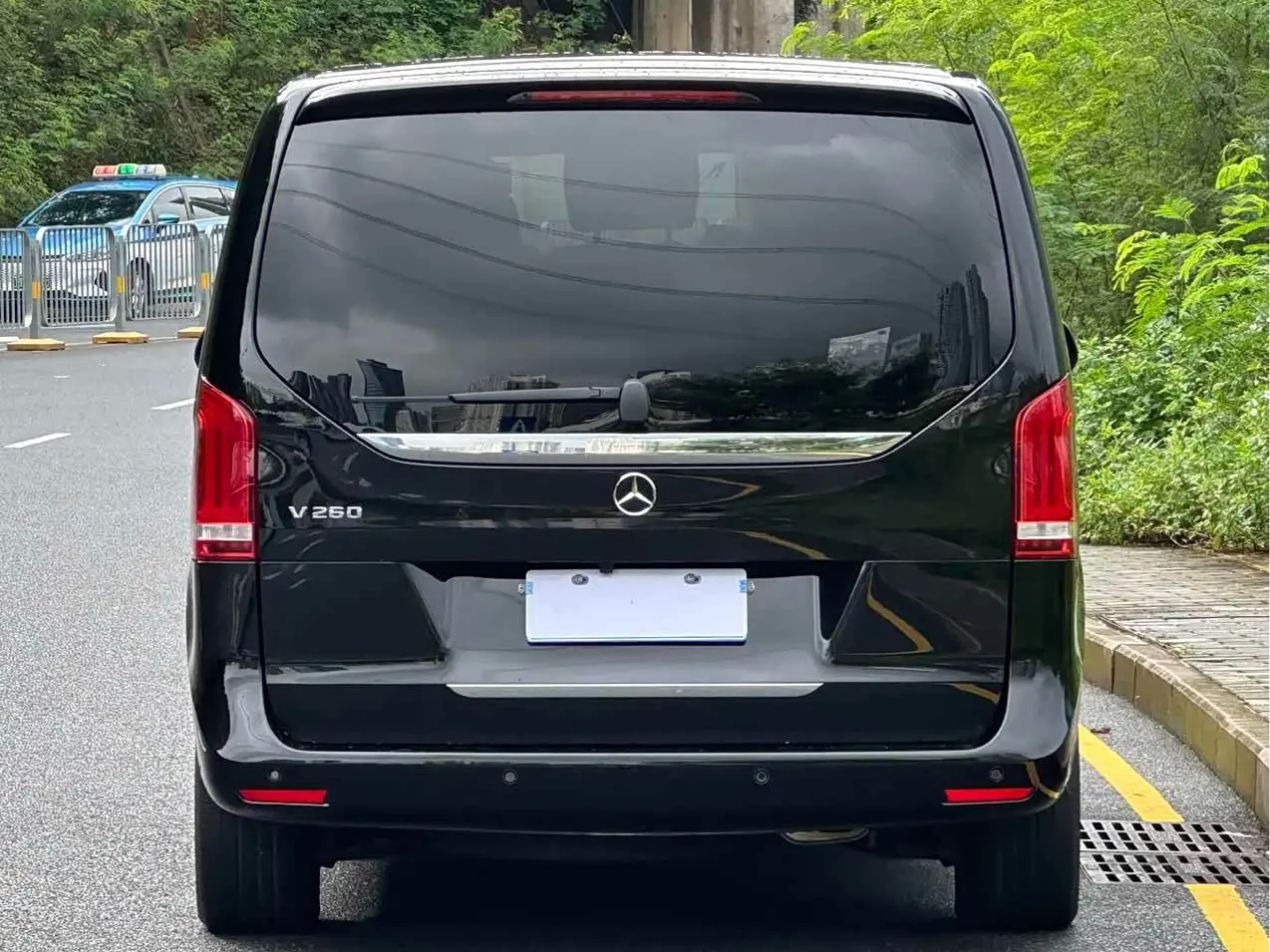Mercedes-Benz V-Class 2020 — Photo 15/15