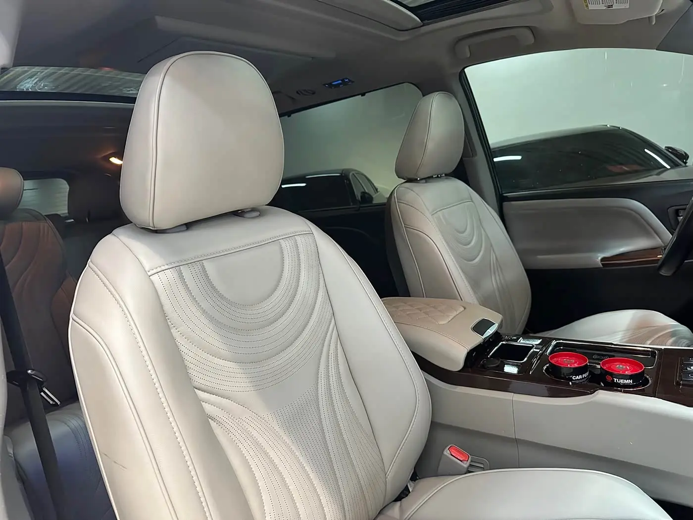 Toyota Sienna 2017 — Photo 16/17