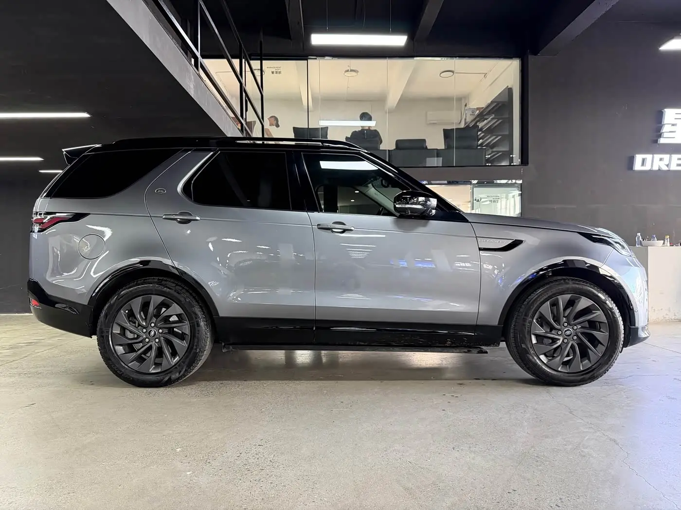 Land Rover Discovery 2022 — Photo 13/20