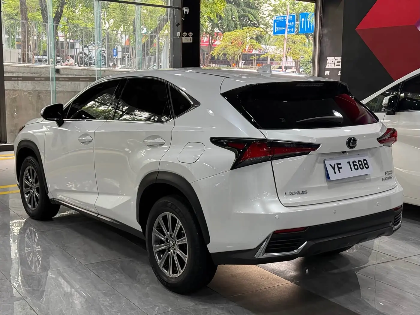 Lexus NX 2021 — Photo 6/14