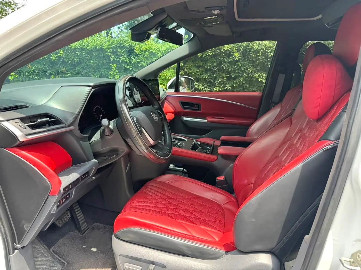Toyota Sienna 2022 — Photo 2/7