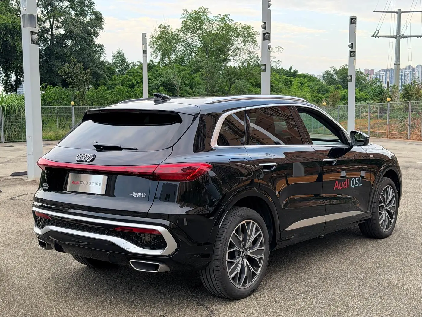 Audi Q5L 2025 — Photo 9/12