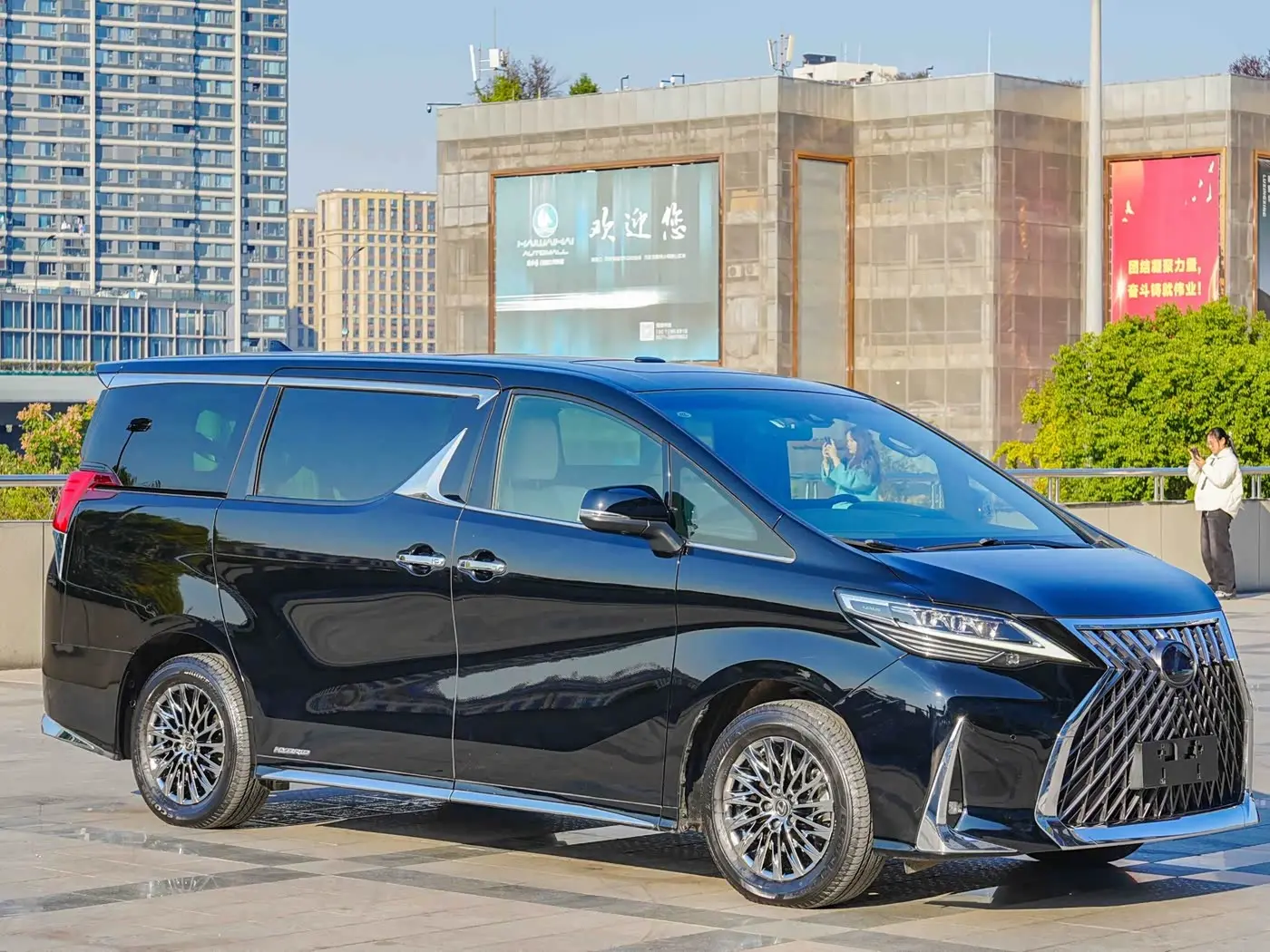 Lexus LM 2021 — Photo 2/20