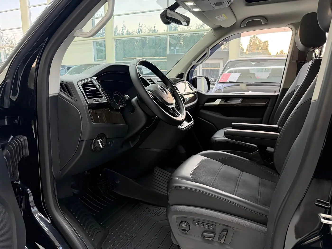 Volkswagen Multivan 2020 — Photo 8/20
