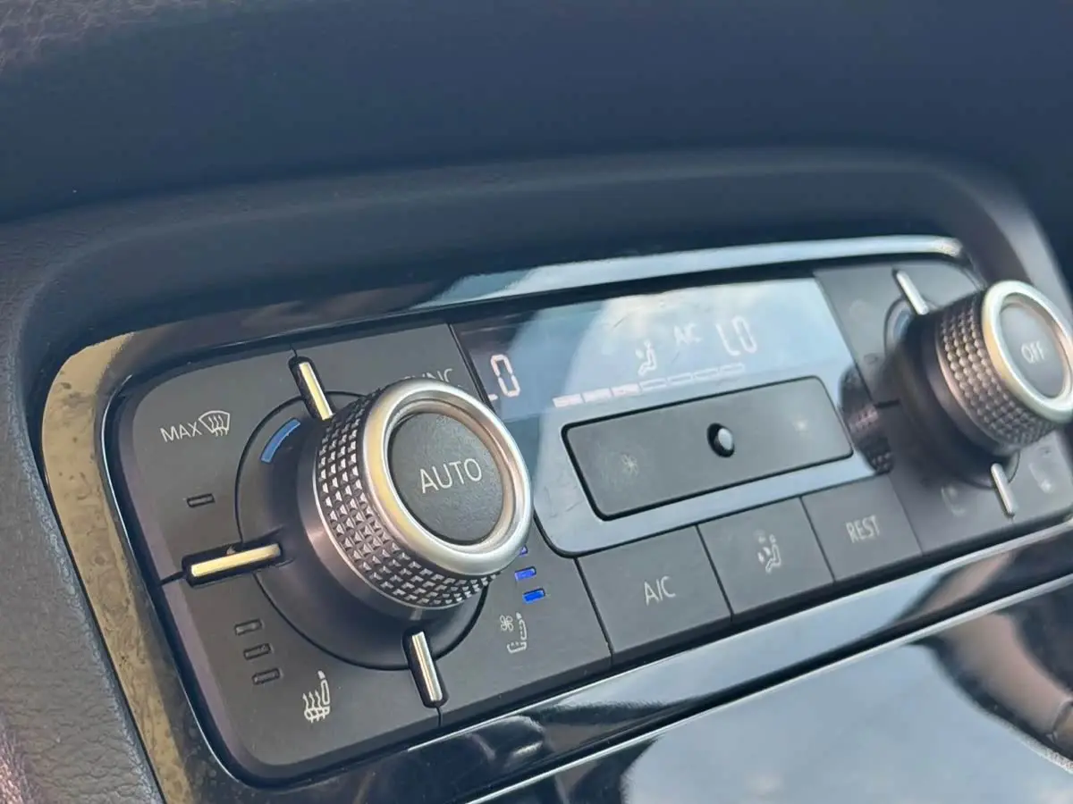 Volkswagen Touareg 2017 — Photo 12/15