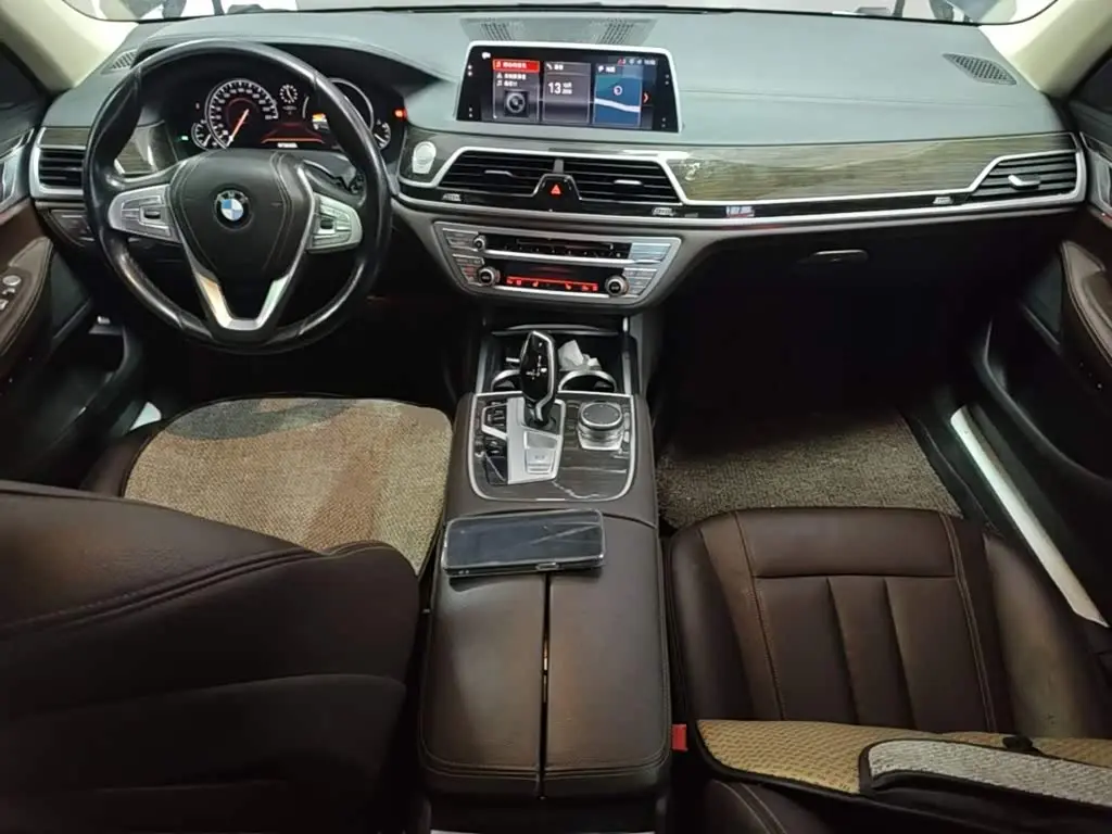 BMW 7 Series 2018 — Photo 9/19