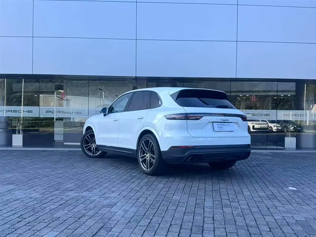 Porsche Cayenne 2022 — Photo 8/17