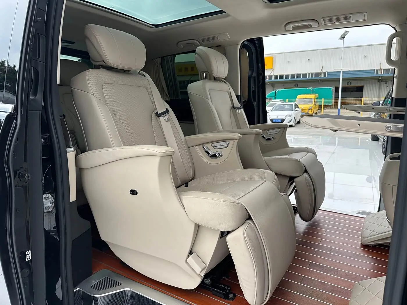 Mercedes-Benz V-Class 2019 — Photo 6/15