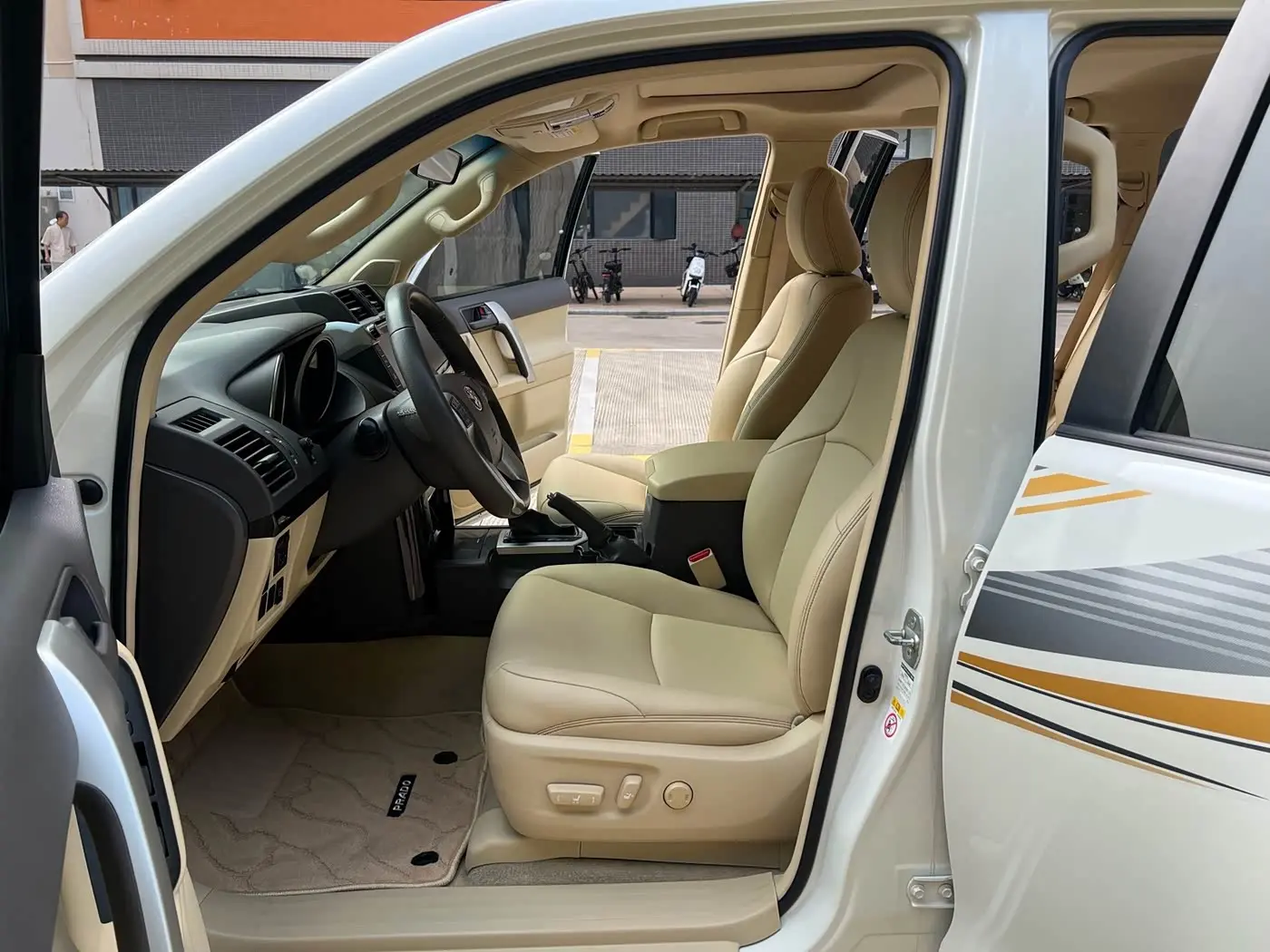 Toyota Prado 2014 — Photo 6/18
