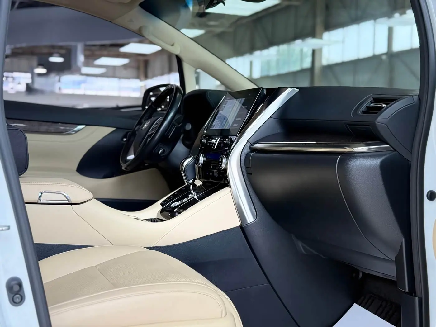Toyota Vellfire 2023 — Photo 14/20
