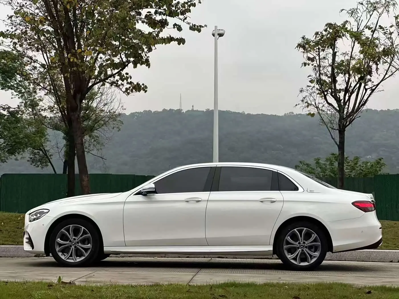 Mercedes-Benz E-Class 2021 — Photo 3/9