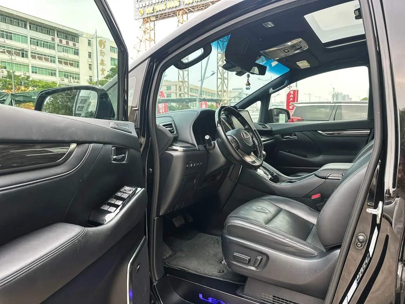 Lexus LM 2023 — Photo 13/13