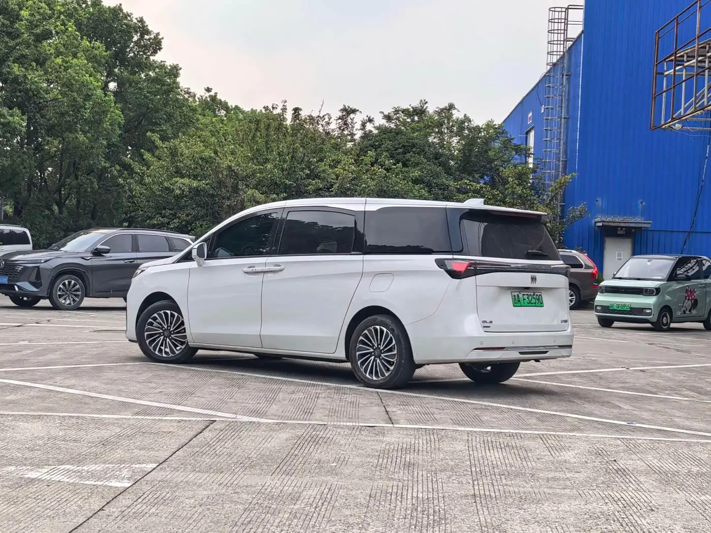 Buick GL8 New Energy 2025 — Photo 4/12