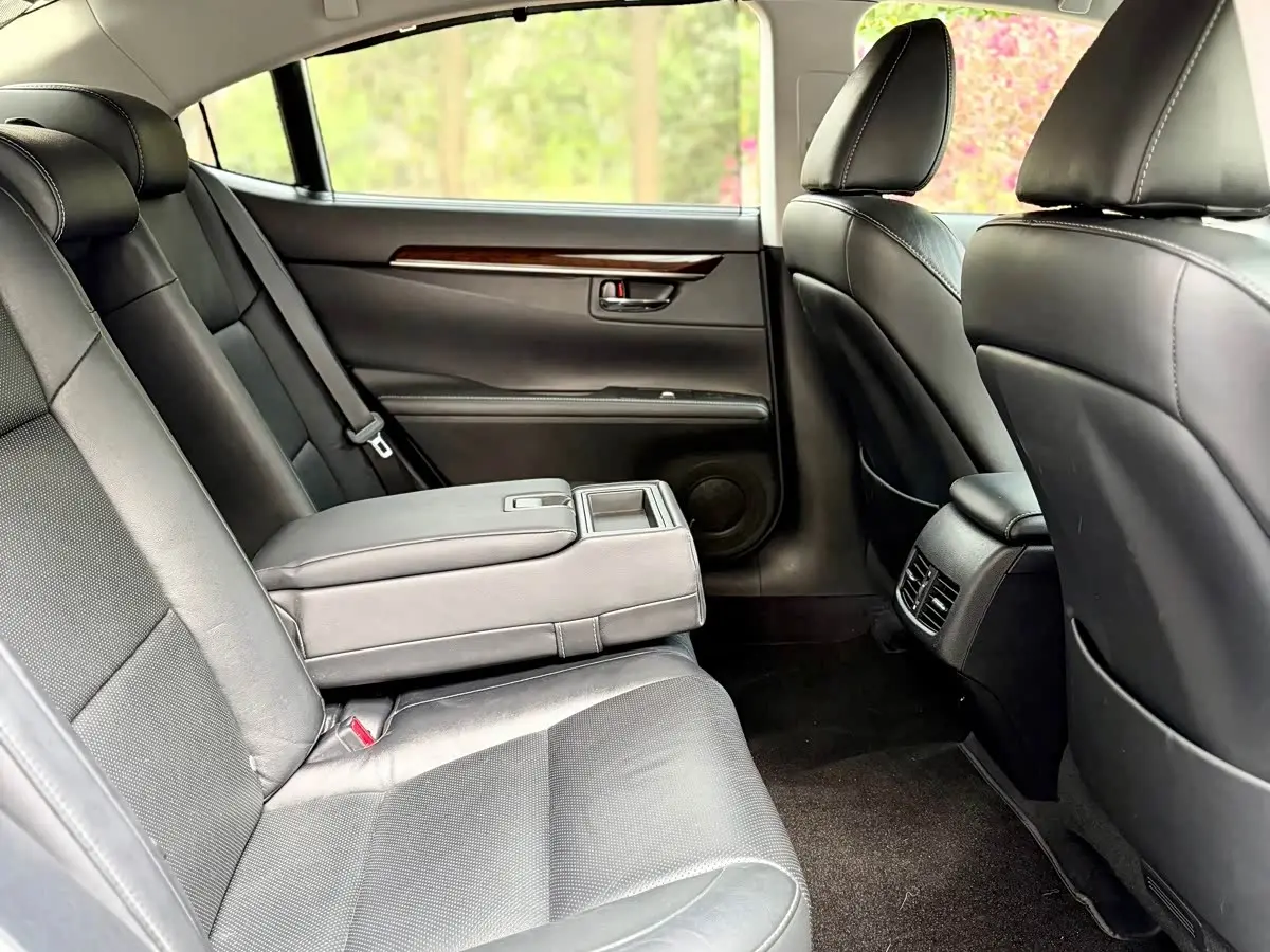 Lexus ES 2014 — Photo 20/20