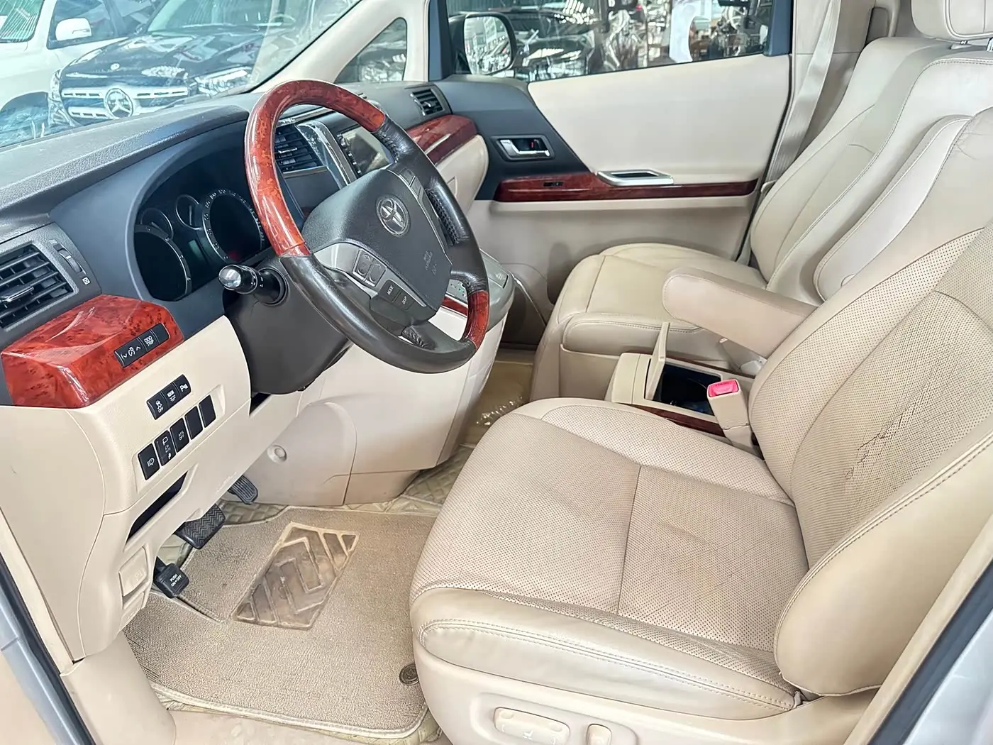 Toyota Alphard 2011 — Photo 6/10