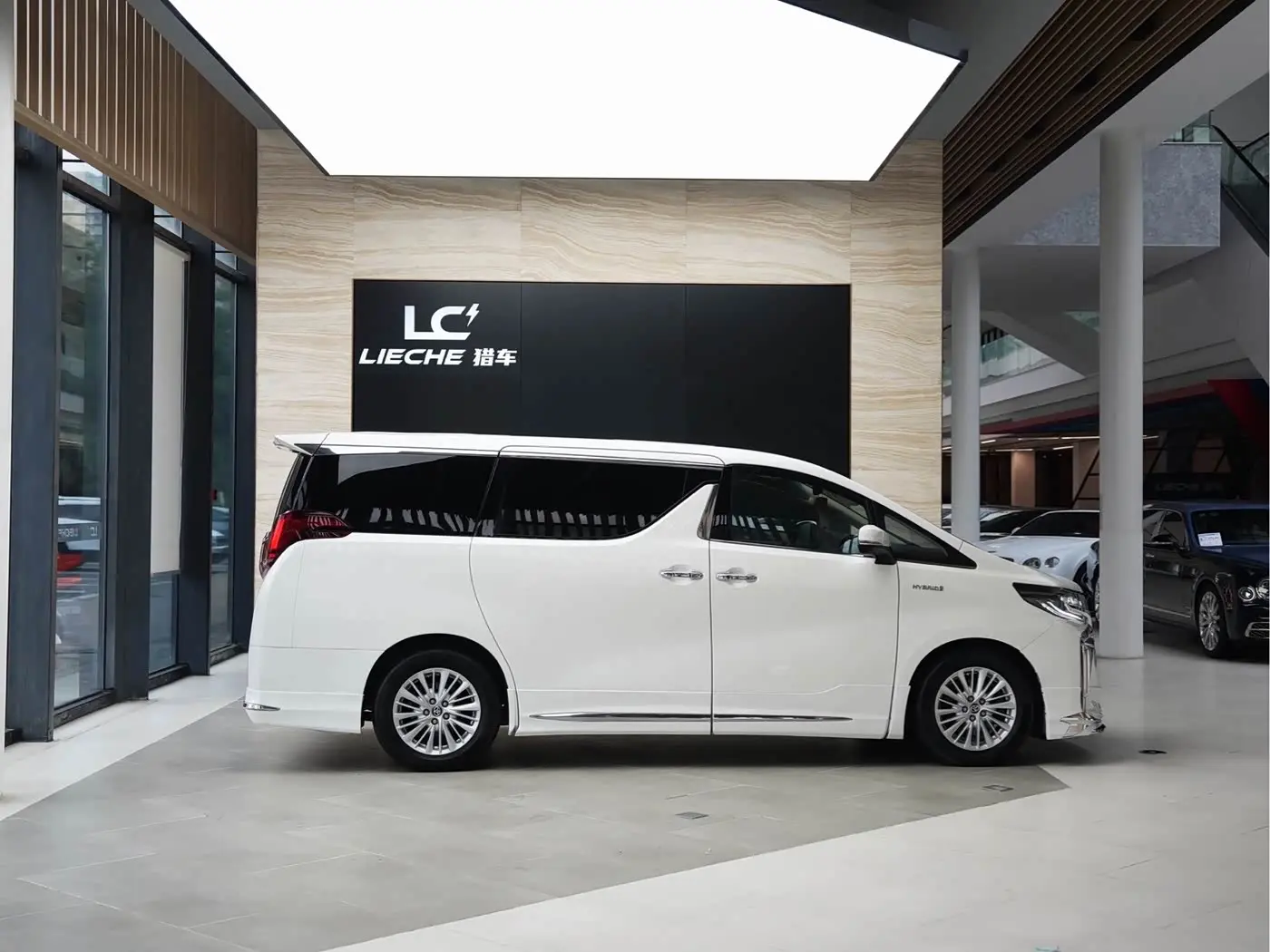 Toyota Alphard 2019 — Photo 3/14