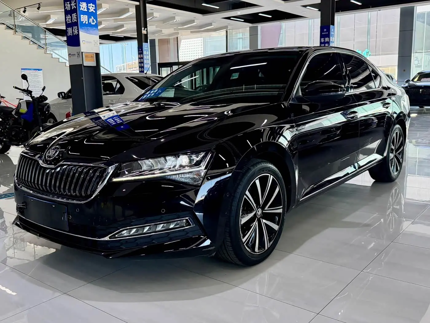Škoda Superb 2023 — Фото 1/15