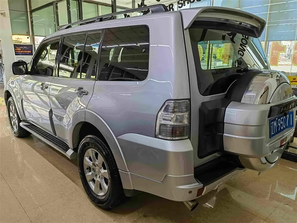 Mitsubishi Pajero 2015 — Photo 5/9