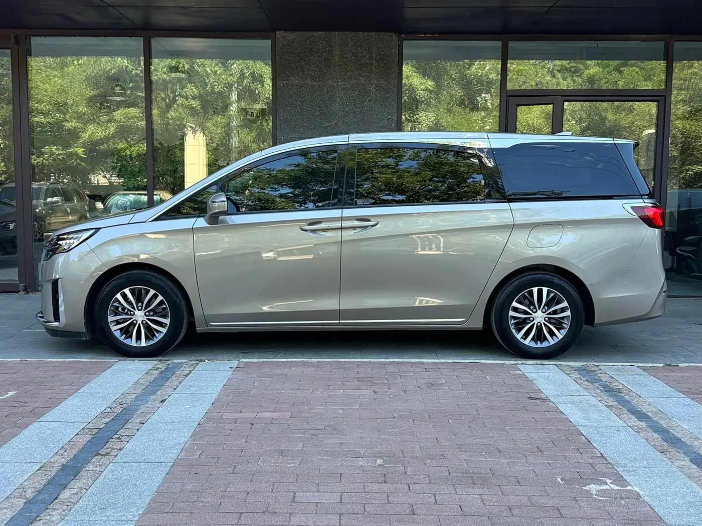 Buick GL8 2023 — Photo 5/18