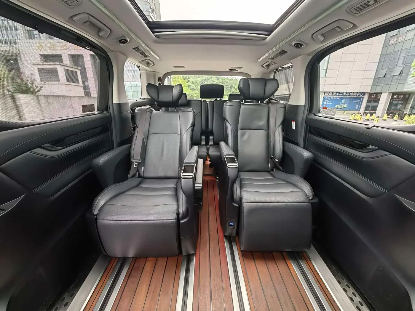 Toyota Vellfire 2022 — ფოტო 13/17