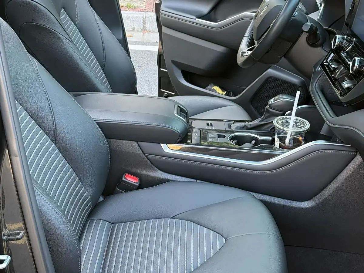 Toyota Crown Kluger 2023 — Photo 4/9