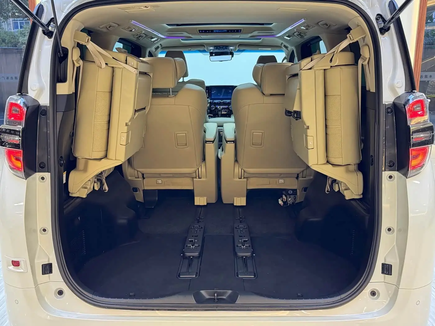 Toyota Vellfire 2023 — Photo 15/20