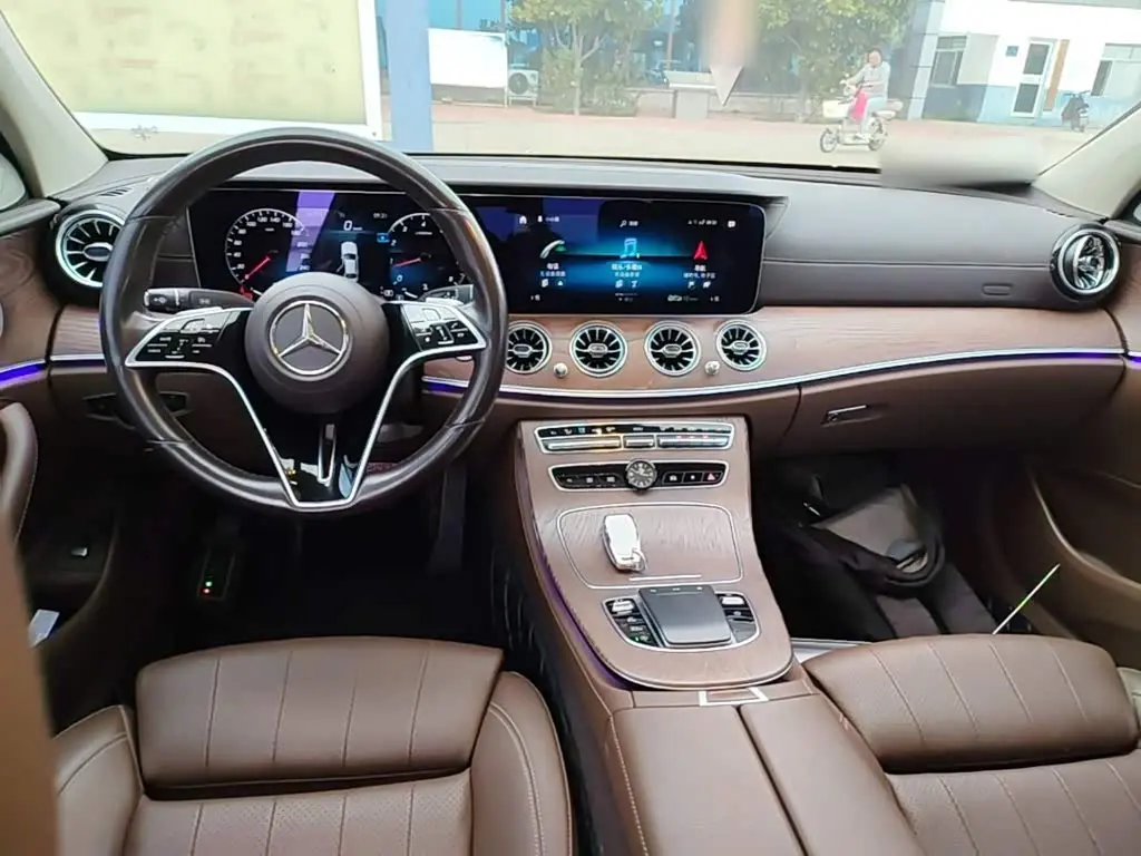 Mercedes-Benz E-Class 2022 — Photo 9/19