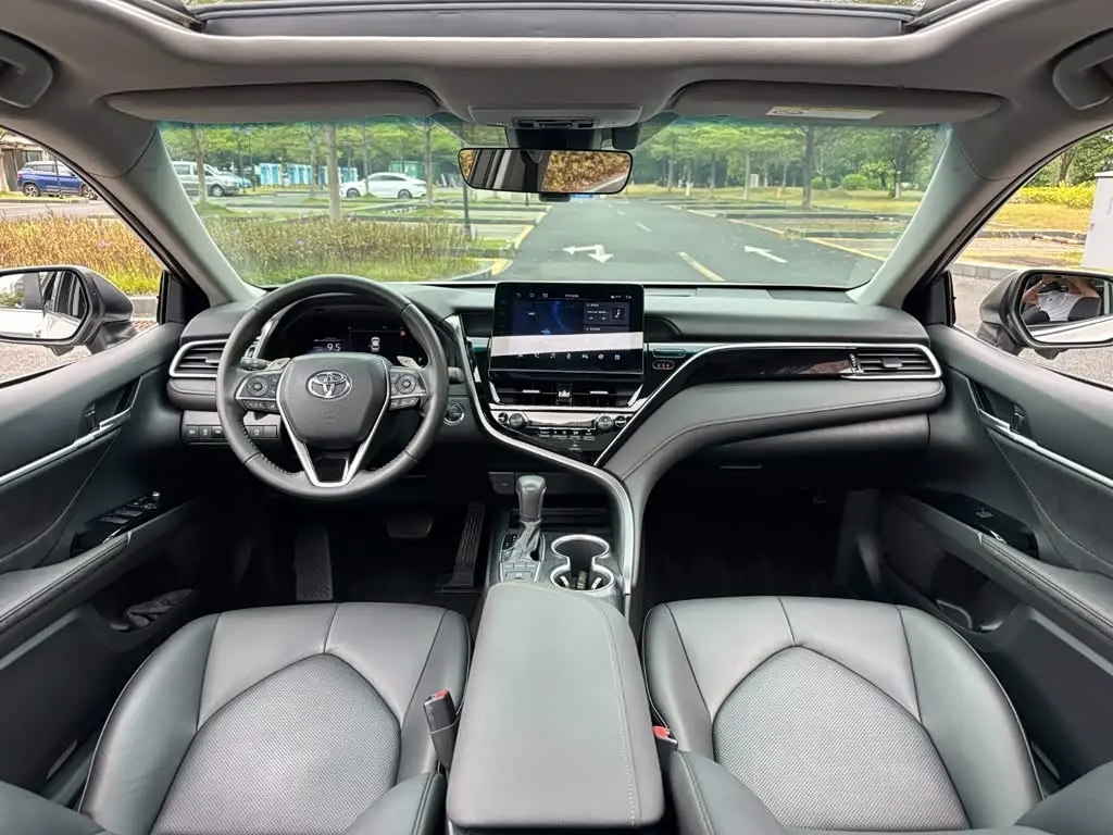 Toyota Camry 2023 — Photo 8/20