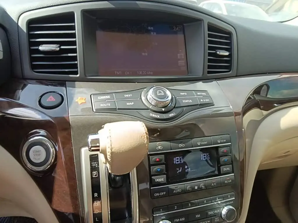 Nissan Quest 2016 — Photo 12/19