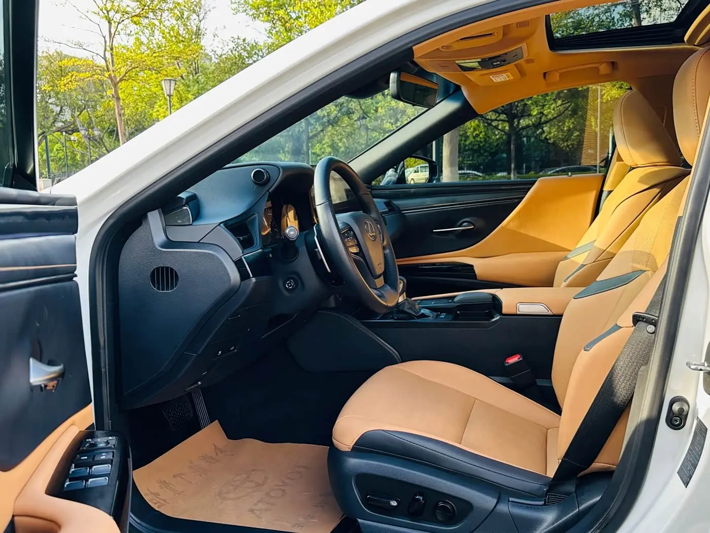 Lexus ES 2021 — Photo 15/20
