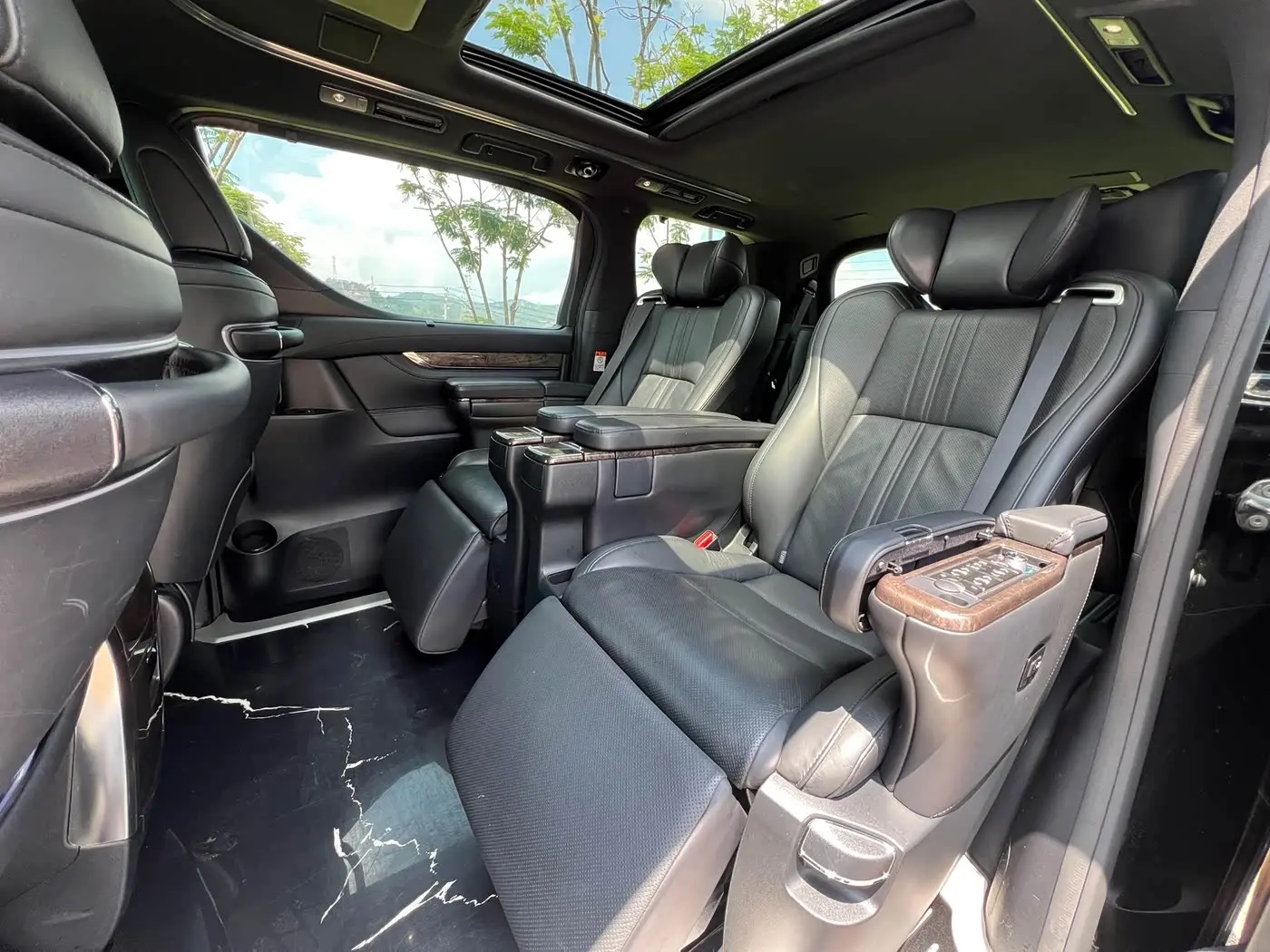Toyota Alphard 2020 — Photo 6/9