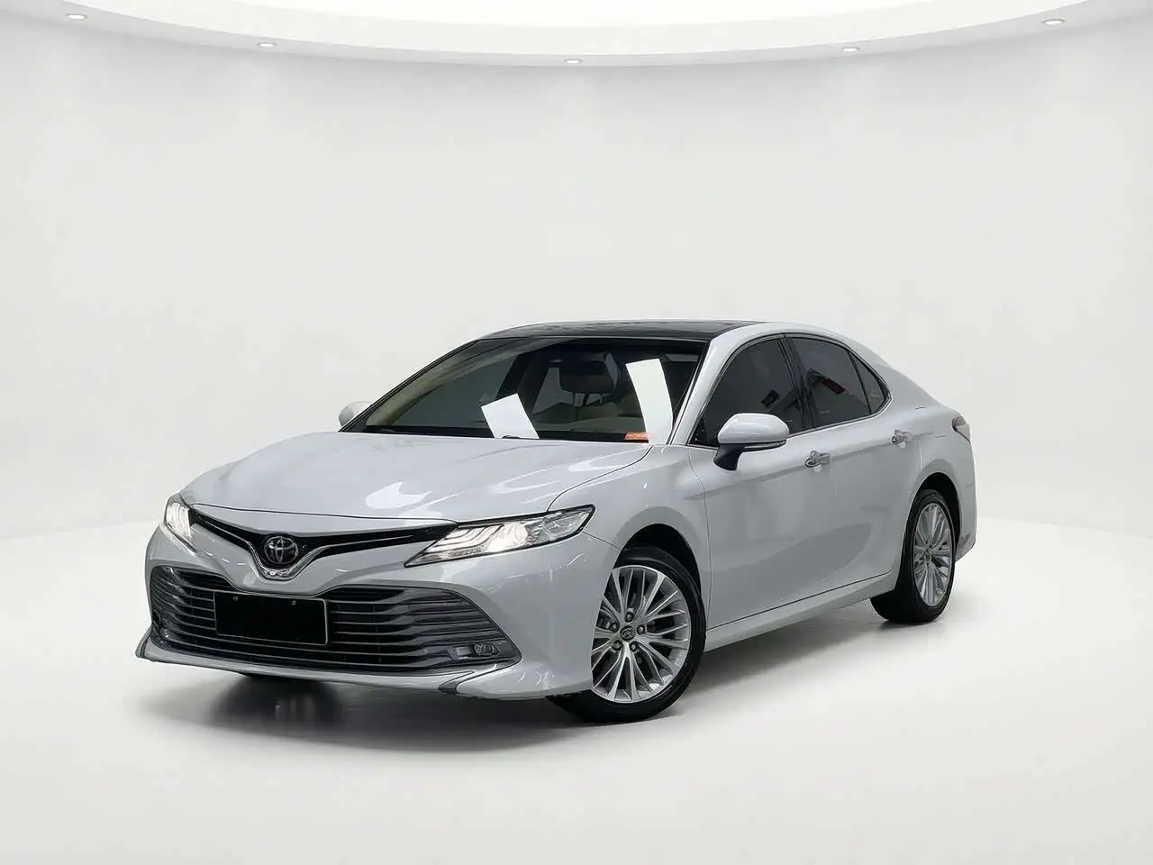 Toyota Camry 2019 — Фото 1/20