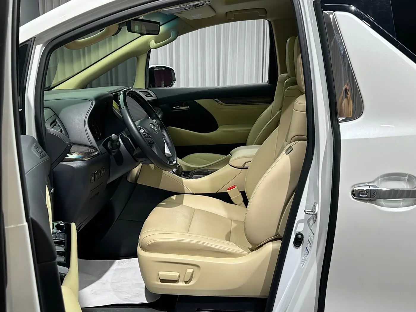 Toyota Alphard 2023 — Photo 15/20