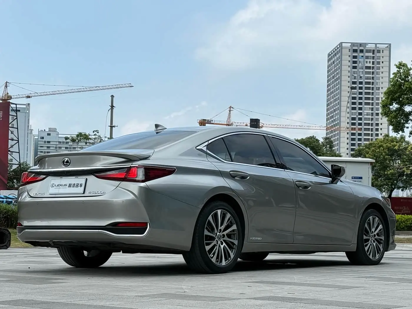Lexus ES 2021 — Photo 6/12