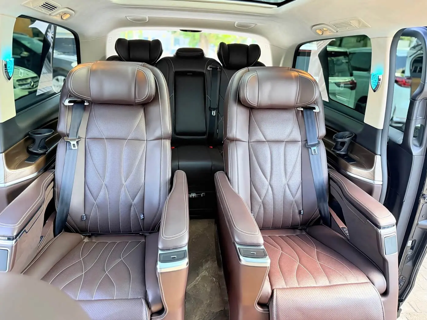 Mercedes-Benz V-Class 2022 — Photo 15/20