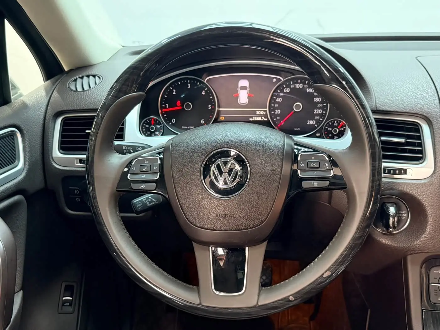 Volkswagen Touareg 2012 — Photo 10/18