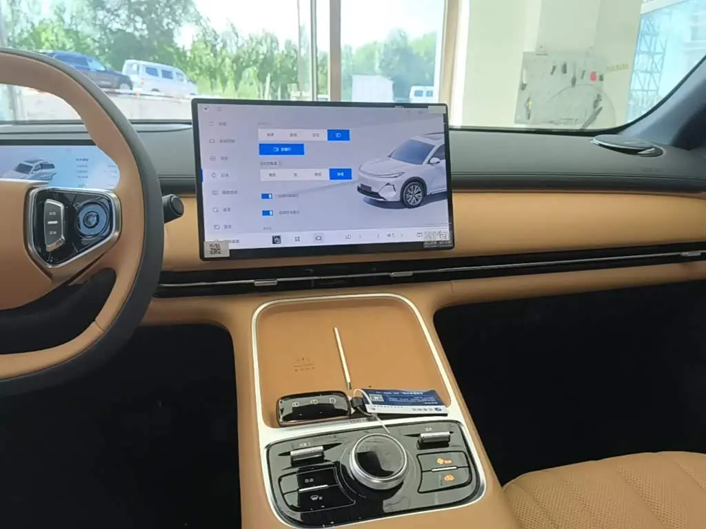 Geely Galaxy Galaxy Starship 7 EM-i 2025 — Фото 9/20